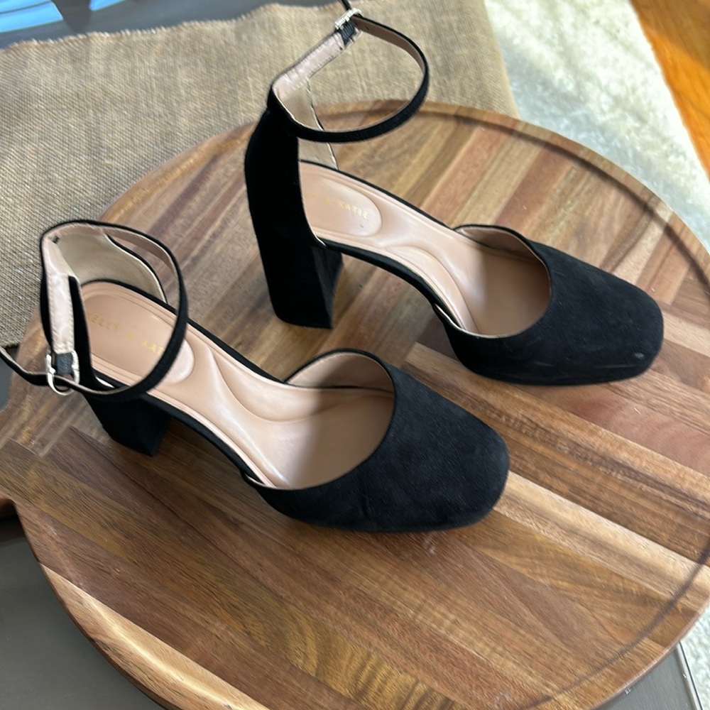 Black Suede Platform Heel
Kelly & Katie,Size 9 1/2
3 1/2 in Heel
Great Condition